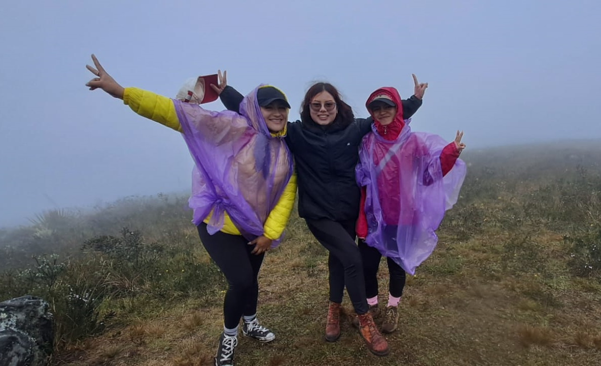 Amigas disfrutando de una aventura al aire libre con ropa sostenible